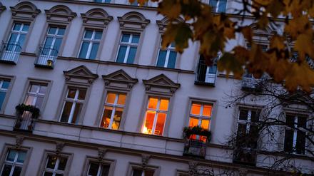 Erleuchtete Fenster in einem Wohnhaus in Berlin-Prenzlauer Berg 