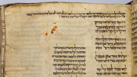 Seite aus einer alten hebräischen Bibel.