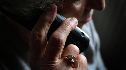 ARCHIV - 11.10.2019, Würzburg: Eine ältere Frau telefoniert mit einem schnurlosen Festnetztelefon.  (zu dpa «Polizei erwartet Anstieg von Betrugsfällen in Corona-Krise») Foto: Karl-Josef Hildenbrand/dpa +++ dpa-Bildfunk +++