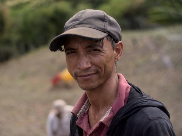 Die von Right Livelihood herausgegebene Aufnahme zeigt Eduardo Torrealba, landwirtschaftlicher Produzent der Gruppe la trigera und Musiker. Die Gruppe ist Teil der Central de Cooperativas de Lara (Ceconsesola). 