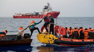 Menschen werden im Mittelmeer von privaten Seenotrettern aus dem Wasser gerettet.