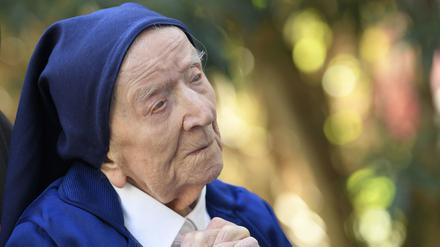 Schwester Andre, geborene Lucile Randon, betet am Vorabend ihres damalas 117. Geburtstags. Mit der französischen Schwester André ist der älteste Mensch der Welt gestorben.