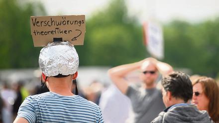 Ein Mann trägt während einer Protestkundgebung der Initiative „Querdenken 711“ einen Aluhut. Foto: Sebastian Gollnow/dpa