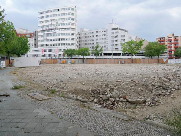 Diese momentane Brache nördlich des Adenauerplatzes soll neu bebaut werden.