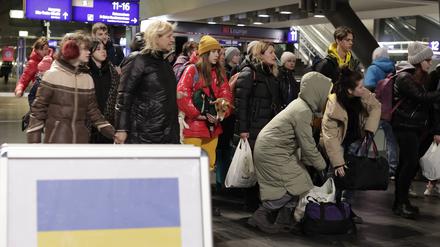 Am Berliner Hauptbahnhof kommen im März 2022 Geflüchtete aus der Ukraine an (Archivbild). 