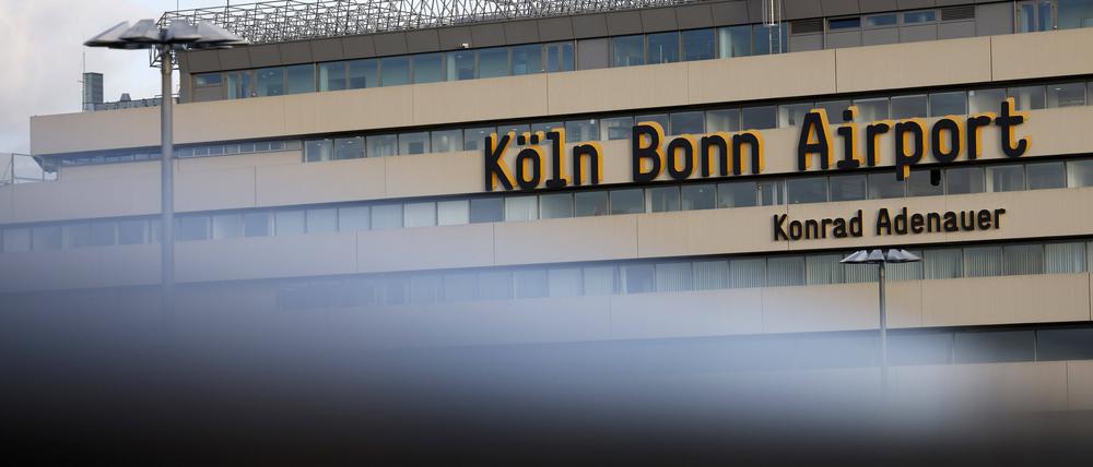 Ein Mann wurde am Kölner Flughafen mit 100.000 Euro Falschgeld erwischt.