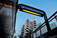 Der Eingang zur U-Bahn am Kottbusser Tor in Berlin Kreuzberg.