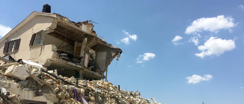 Blick auf Trümmer in der Sperrzone des Zentrums der bei einem Erdbeben zerstörten Stadt Amatrice (Italien). 2016 verwüstete ein Erdbeben die ganze Region und tötete 299 Menschen.