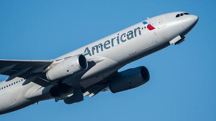 Eine Passagiermaschine der American Airlines hebt am Flughafen von Frankfurt am Main ab. 