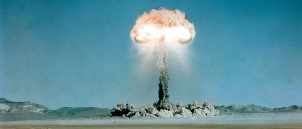 Ein Atompilz steigt nach der Explosion einer Atombombe über dem Testgelände in der Wüste von Nevada auf. (Undatiert).