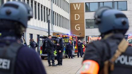 Am Wilhelm-Dörpfeld-Gymnasium in Wuppertal griff ein 15-jähriger Schüler im Bereich der Oberstufe mehrere Schüler mit einem Messer an. 
