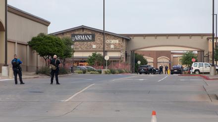 Polizisten ermitteln in der Nähe des Allen Premium Outlets in Allen, einem Vorort von Dallas. Ein neuer Fall von blutiger Waffengewalt hat die USA aufgeschreckt.