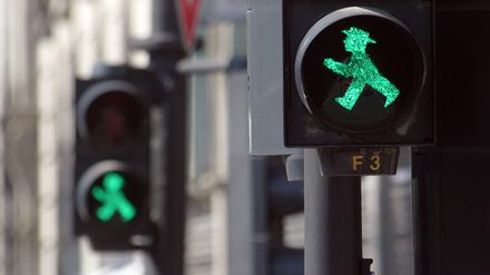 Längere Grünphasen für Fußgänger sind überall in der Stadt Thema. Doch das Leuchten zu verändern, kostet in Berlin viel Geld.