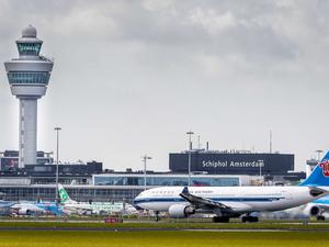 Blick auf den Kontrollturm am Flughafen Schiphol. 