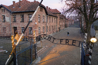Der Eingang zum ehemaligen Vernichtungslager Auschwitz-Birkenau zeigt die Aufschrift „Arbeit macht frei“.