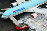 Über Notrutschen wurden die Passagiere der Korean-Air-Maschine evakuiert.