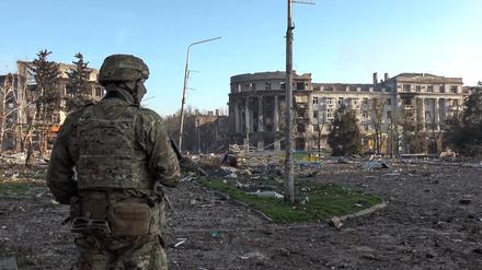 RUSSIA, DONETSK PEOPLE’S REPUBLIC - APRIL 10, 2023: A view of damaged buildings in the city of Artyomovsk. Denis Pushilin, acting head of the Donetsk People’s Republic (DPR), said that the Ukrainian Armed Forces had blown up the building of the city administration while retreating from Artyomovsk. Video grab. Best quality available. DPR Head Press Office/TASS / action press
