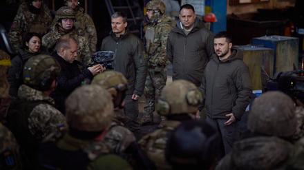Der ukrainische Präsident Selenskyj besucht Soldaten.