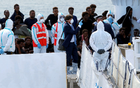 Migranten und Behördenmitarbeiter an Bord der "Diciotti"