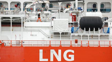 Gasbeladung auf einem LNG-Tanker in Barcelona
