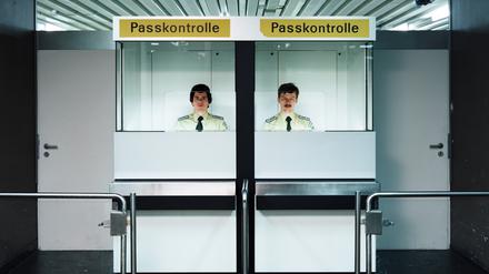 Alptraum Kontrollstaat: Die Fotografie „Pförtner, Passkontrolle“ von Andreas Gursky aus dem Jahr 1982.