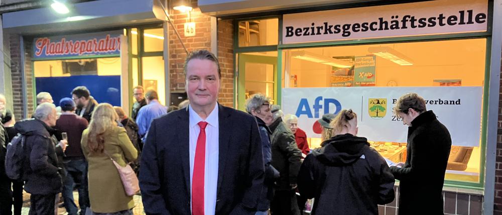 Andreas Wild vor der von ihm eröffneten Bezirksgeschäftsstelle der AfD Steglitz-Zehlendorf.