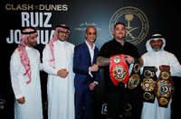Mächtig Klunker: Andy Ruiz (Zweiter von rechts) will in Saudi-Arabien seinen Titel verteidigen.