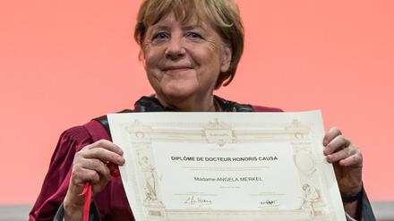 Angela Merkel erhält die Ehrendoktorwürde der französischen Hochschule Sciences Po.