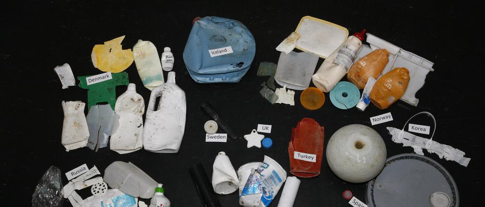 Angeschwemmter Plastikmüll aus der Arktis nach Herkunftsländern sortiert. 
