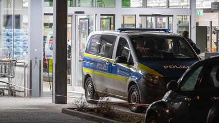 Polizisten sichern einen Supermarkt im hessischen Mörfelden. Nach bisherigen Erkenntnissen hatte ein Mann hier zunächst eine Kassiererin und dann sich selbst getötet.