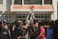 Pakistanische Truppen und Personen sind vor dem Eingang chinesischen Konsulats in der südpakistanischen Hafenstadt.