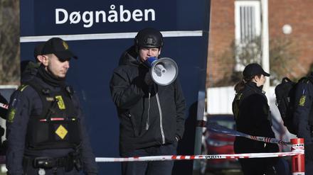 Rasmus Paludan, rechtsextremer Aktivist, spricht mit einem Megafon vor einer Moschee im Stadtteil Noerrebro, wo er den Koran verbrennen will. 