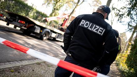 Mitarbeiter der Berliner Polizei haben in Berlin-Grunewald den Tatort abgesperrt.