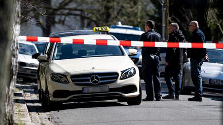 Mitarbeiter der Berliner Polizei steht vor einem Taxi in Berlin-Grunewald. Am Donnerstagmorgen gab in der Brahmsstraße es einen tätlichen Angriff auf den Fahrer des Taxis. +++ dpa-Bildfunk +++