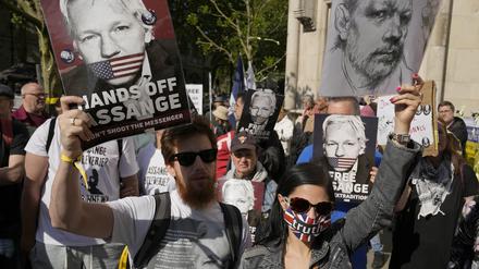 Unterstützer von Julian Assange versammeln sich vor den Royal Courts of Justice und fordern dessen Freilassung. 