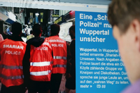 Ein Mann schaut am 05.09.2014 in Köln auf die Berichterstattung über die «Scharia-Polizei» im Internet.