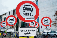 Protest. Selbst neue Diesel, die unter die Norm Euro-6 fallen, blasen bei Tests auf der Straße mehr Stickoxide in die Luft als erlaubt. Die Hersteller bestreiten dies, Umweltschützer protestieren.