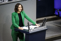 Bundesfamilienministerin Anne Spiegel spricht im Deutschen Bundestag.
