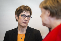 Zwischen Annegret Kramp-Karrenbauer und Kanzlerin Angela Merkel soll es an Vertrauen mangeln.
