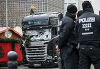Polizisten vor dem zerstörten LKW am 20.12.2016 am Weihnachtsmarkt am Breitscheidplatz in Berlin.