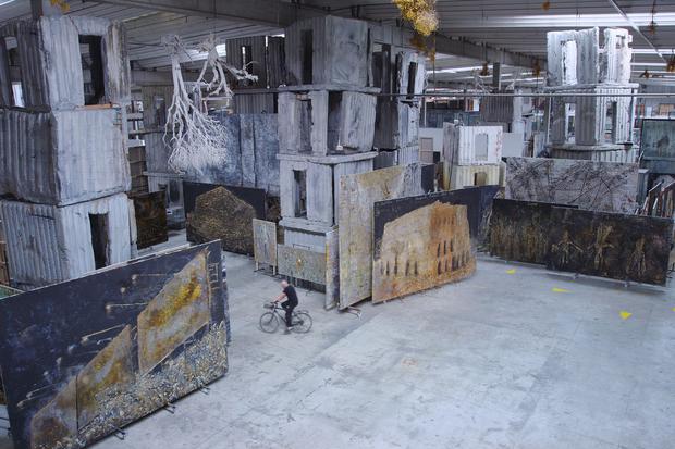 Drehen am Rad der Zeit. Anselm Kiefer radelt durch seine Atelierräume in Frankreich. 