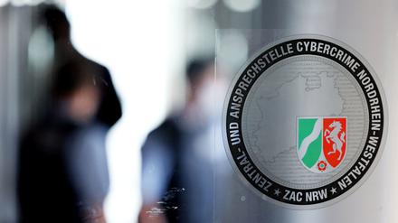  Logo der zentralen Anlaufstelle für Cybercrime (ZAC) hängt an einer Glastür. 
