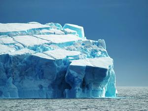 Abwärtsspirale: Der westantarktische Eisschild ist nicht stabil, was zu hohen Raten des Meeresspiegelanstiegs über Jahrhunderte hinweg führen kann.