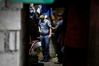 Polizisten bei einer Razzia in Manila: Mehr als 3 500 Drogendealer sollen bereits getötet worden sein.