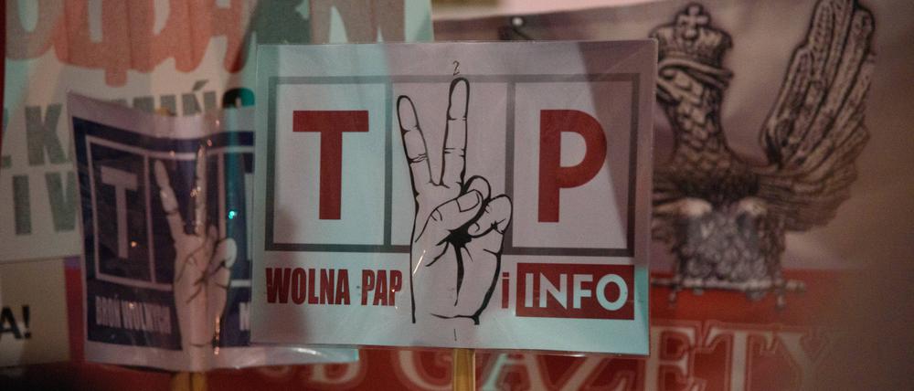 Von den PiS-Anhängern auf einer Demonstration gegen die Tusk-Regierung gefeiert: der Fernsehsender TVP Info.