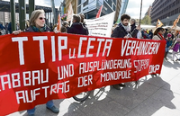 Der Vorwurf der TTIP-Gegner: Das aktuell geplante Schiedsgerichtssystem gibt den Unternehmen zu viel Macht.
