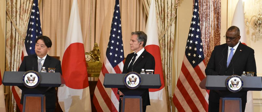 Japanische und amerikanische Minister nach ihrem Beschluss zur Stärkung der militärischen Zusammenarbeit.