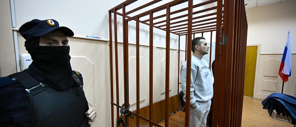 Der Anwalt des Oppositionsführers Nawalny, Alexej Lipzer, steht in einem Käfig in einem Gerichtssaal in Moskau. 