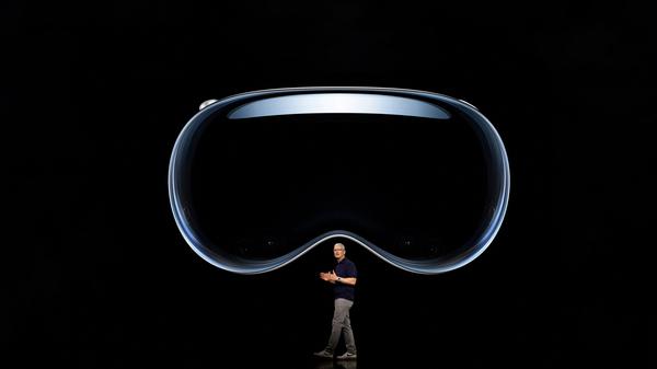 Apple CEO Tim Cook speaks under an image of Apple Vision Pro at Apple Park in Cupertino, California, U.S. June 5, 2023.  Joe Pugliese/Apple Inc./Handout via REUTERS
NO RESALES. NO ARCHIVES. HATHIS IMAGE HAS BEEN SUPPLIED BY A THIRD PARTY.     TPX IMAGES OF THE DAY     