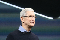 Apple-Chef Tim Cook in seinem Hauptquartier in Cupertino (USA) ein kleineres iPhone SE vorgestellt.